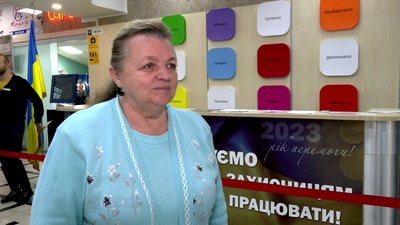 Бляшанки, нитки, парафін: у Рівному ЦНАП збирає матеріали для волонтерів