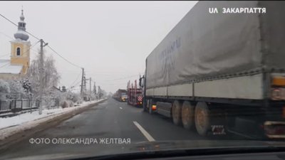 Черга з вантажівок на українсько-угорському кордоні наразі сягає 11 км