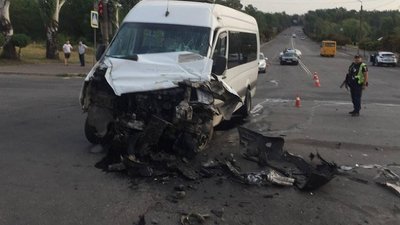 ДТП на Дніпропетровщині: до лікарні шпиталізували 14 травмованих пасажирів маршрутки