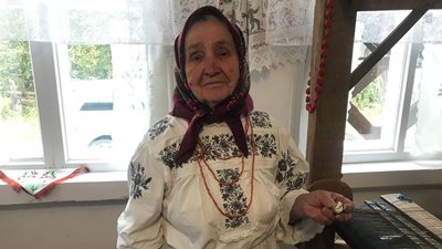 Школярі з Житомирщини разом з "Бовсунівськими бабусями" роблять для воїнів обереги з ниткою воротило