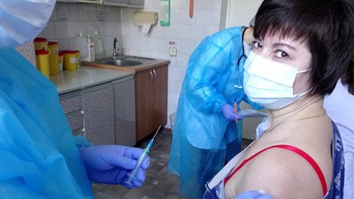 У Херсоні провакцинували ще 20 медичних працівників, жінкам - дарували кактуси