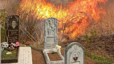 На Донеччині через спалювання трави загорілось кладовище