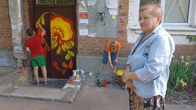Квіти на стінах – житомирянка розписала свій під’їзд в стилі Марії Примаченко та петриківського розпису Квіти на стінах – житомирянка розписала свій під’їзд в стилі Марії Примаченко та петриківського розпису