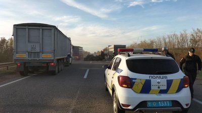 На Одещині легковик зіткнувся з вантажівкою: загинула людина