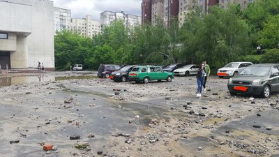Прорвало трубу. У Києві затопило перехід станції метро "Деміївська" Прорвало трубу. У Києві затопило перехід станції метро "Деміївська"