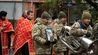 В Ужгороді попрощалися з двома захисниками — Олегом Губалем та Олегом Гричушенком В Ужгороді попрощалися з двома захисниками — Олегом Губалем та Олегом Гричушенком