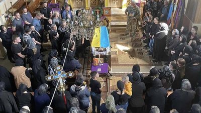 На Закарпатті попрощалися із полеглим захисником Віктором Микитою На Закарпатті попрощалися із полеглим захисником Віктором Микитою