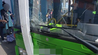 У Харкові автобус травмував жінку на зупинці