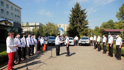 У Хмельницькому поліцейським вручили службові автівки