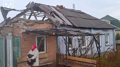 Жінка біля пошкодженого будинку через атаку РФ, Піщанський старостат