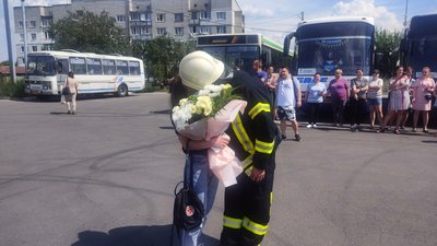 Житомирський рятувальник приїхав освідчуватись у коханні на пожежній машині Житомирський рятувальник приїхав освідчуватись у коханні на пожежній машині
