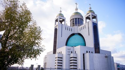 "Хай Бог береже". Як у Києві працює центр вакцинації від COVID-19 у соборі УГКЦ: фоторепортаж