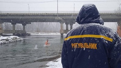 Спецавтомобілі та човни: 2 рятувальні пости працювали на місцях для пірнання в Ужгороді Спецавтомобілі та човни: 2 рятувальні пости працювали на місцях для пірнання в Ужгороді