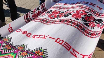 Із Тернополя до Львова передали рушник єднання Із Тернополя до Львова передали рушник єднання