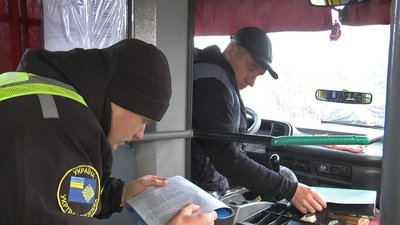 Графіки руху, рейси й дозволені зупинки: на Волині інспектували міжміські та приміські автобуси Графіки руху, рейси й дозволені зупинки: на Волині інспектували міжміські та приміські автобуси