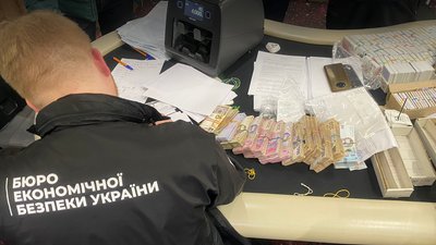 Суд заарештував 3 підозрюваних в організації мережі підпільних покер-клубів