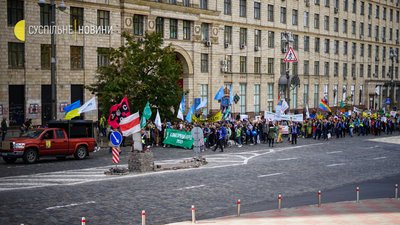 "Досить вбивати планету": у Києві відбувся кліматичний марш. Фоторепортаж "Досить вбивати планету": у Києві відбувся кліматичний марш. Фоторепортаж