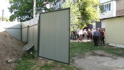 Будівництво на подвір'ї між вулицями Грушевського, 27 Б та Прибережній у Костополі