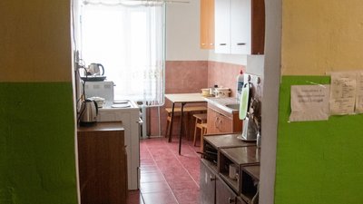 Кімнати гуртожитку, де нині живуть переселенці Кімнати гуртожитку, де нині живуть переселенці