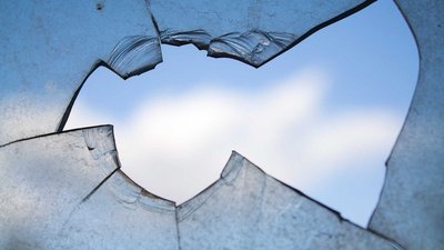 У Кропивницькому чоловік та жінка розбили скло в автобусі через прохання одягти маски
