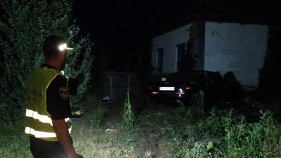 Автівка в’їхала в будинок: в аварії біля Чернігова загинули двоє людей