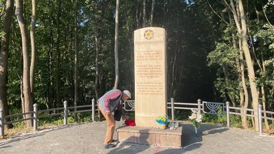Покладання квітів