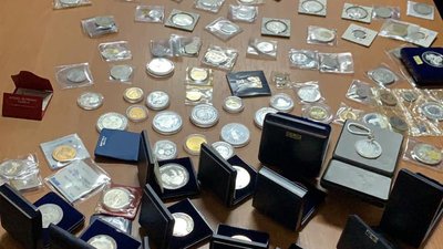Львівські прикордонники знайшли в мікроавтобусі старовинні годинники, монети та прикраси Львівські прикордонники знайшли в мікроавтобусі старовинні годинники, монети та прикраси