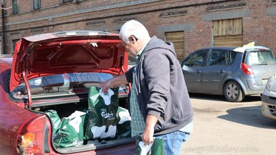 "Просто люди": у Харкові пів сотні добровольців щодня розвозять продукти нужденним "Просто люди": у Харкові пів сотні добровольців щодня розвозять продукти нужденним