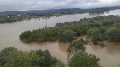 Ні пройти, ні проїхати. У прикарпатському селі Маріямпіль пересуваються на човнах Ні пройти, ні проїхати. У прикарпатському селі Маріямпіль пересуваються на човнах
