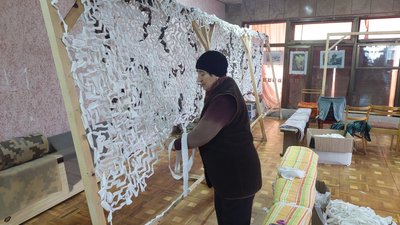В Ужгороді вимушені переселенці та містяни плетуть маскувальні сітки для військових