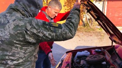 Сімейне рішення. Миколаївець передав свою автівку військовим на Херсонському напрямку Сімейне рішення. Миколаївець передав свою автівку військовим на Херсонському напрямку