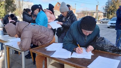 В громаді на Волині родинам військових роздали 400 продуктових наборів В громаді на Волині родинам військових роздали 400 продуктових наборів