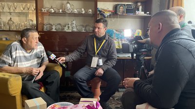 Румунські журналісти привезли допомогу херсонській родині, яка пережила окупацію