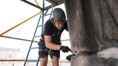 У Львові відновлюють скульптуру святої Єлизавети