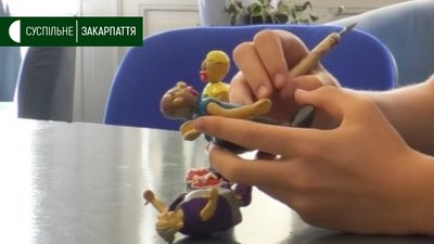 Ужгородський школяр ліпить героїв до пластилінового передвиборчого мультфільму Ужгородський школяр ліпить героїв до пластилінового передвиборчого мультфільму