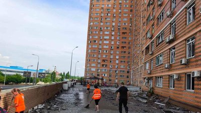 Пошкоджений будинок в Одесі внаслідок атаки дрона