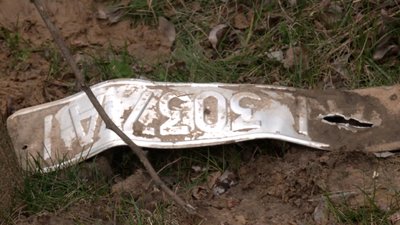 Місцеві поховали вітчима біля дороги і поклали поруч номерний знак: обстріл біля Нового Білоуса Місцеві поховали вітчима біля дороги і поклали поруч номерний знак: обстріл біля Нового Білоуса