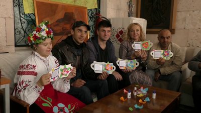У Херсоні діти разом з військовими виготовляли вітальні листівки