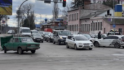 У Житомирі на перехресті не розминулися дві автівки — на водія-пенсіонера склали протокол У Житомирі на перехресті не розминулися дві автівки — на водія-пенсіонера склали протокол