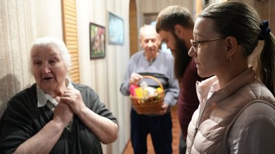 Зібрали смаколики для самотніх літніх херсонців: як волонтери проводять акцію "Великодній кошик добра" Зібрали смаколики для самотніх літніх херсонців: як волонтери проводять акцію "Великодній кошик добра"