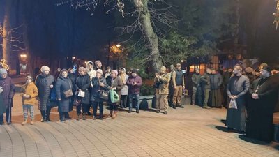 У Хмельницькому пластуни поділилися Вифлеємським вогнем з усіма охочими У Хмельницькому пластуни поділилися Вифлеємським вогнем з усіма охочими