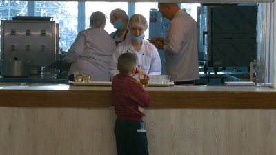 У школах Рівного здорожчає харчування. Скільки коштуватиме обід