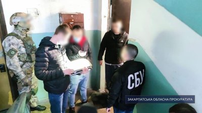 За розклеювання листівок з погрозами на Закарпатті судитимуть трьох українців За розклеювання листівок з погрозами на Закарпатті судитимуть трьох українців