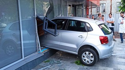 У Житомирі автівка в'їхала в приміщення клініки — водійка переплутала педалі У Житомирі автівка в'їхала в приміщення клініки — водійка переплутала педалі