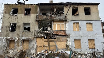 Пошкоджений внаслідок обстрілів будинок