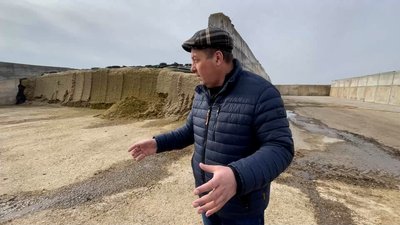 Директор підприємства "Понори" у Прилуцькому районі на Чернігівщині Володимир Сиса показує корми на підприємстві Директор підприємства "Понори" у Прилуцькому районі на Чернігівщині Володимир Сиса показує корми на підприємстві