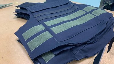 Швачки Кривого Рогу виготовляють бронежилети для захисників міста Швачки Кривого Рогу виготовляють бронежилети для захисників міста