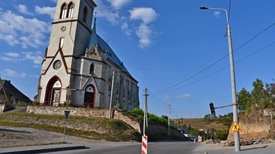 Стіна розташована вздовж проїжджої частини Стіна розташована вздовж проїжджої частини