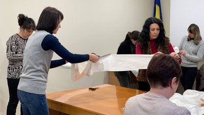 В музеї у Тернополі виготовляють медичні перев'язки В музеї у Тернополі виготовляють медичні перев'язки