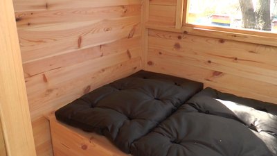 На Луганщині родина пасічників облаштувала два апібудиночки На Луганщині родина пасічників облаштувала два апібудиночки